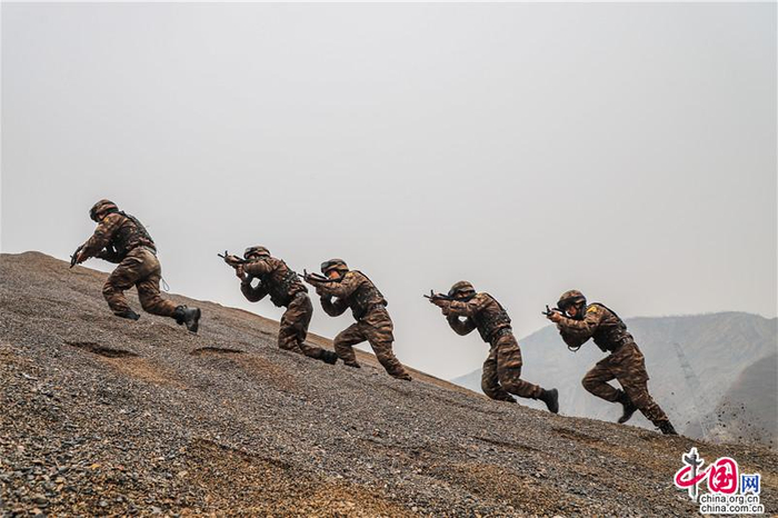 突击二组乘胜追击。王煜霖 摄