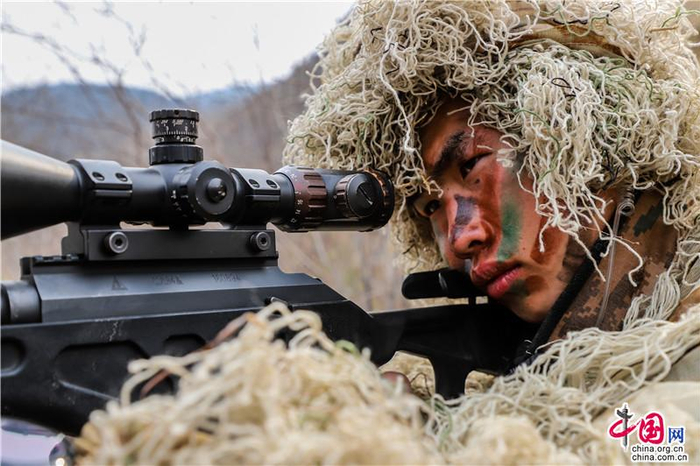 狙击手密切观察敌情。申鸿浩 摄
