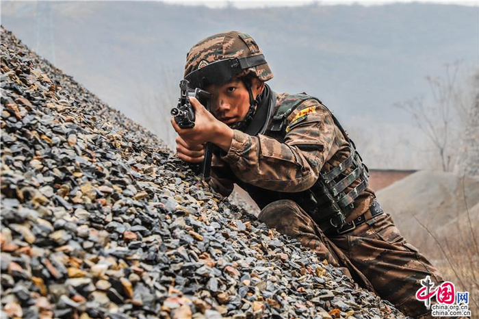 突击手占据有利地形。申鸿浩 摄