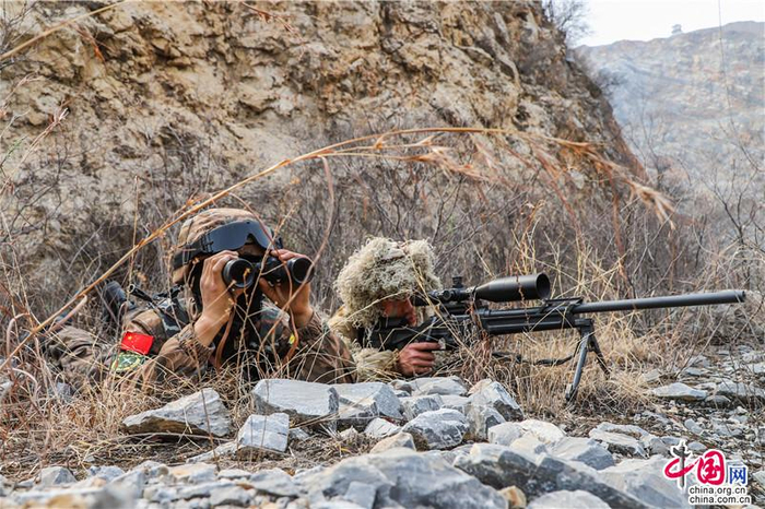 观察手对敌情远程观察。王煜霖 摄