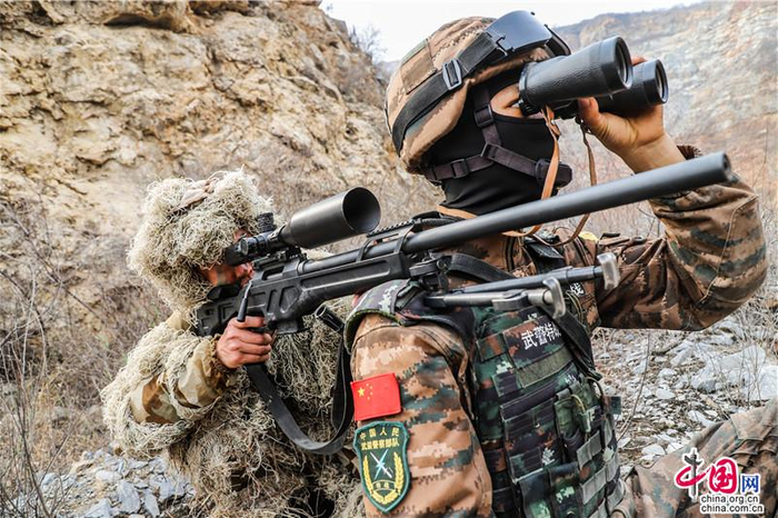 狙击手远程掩护特战小队行动。申鸿浩 摄