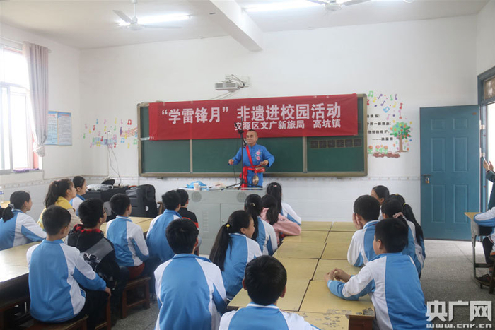 萍乡春锣第七代传承人潘应林老师展示春锣艺术（央广网发 通讯员供图）