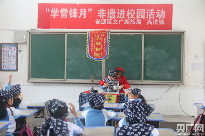 方阿姨手把手教学生制作糖画（央广网发 通讯员供图）