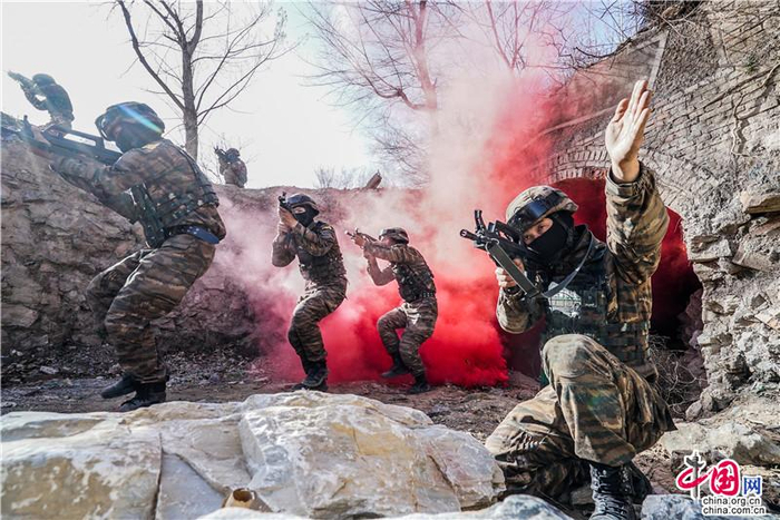 特战小队交替掩护穿越涵洞。申鸿浩 摄