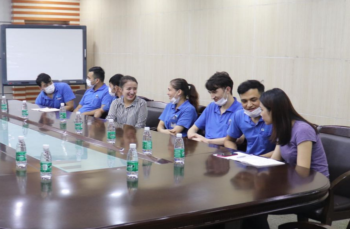 研究报告作者与新疆少数民族工人进行焦点小组访谈 图自报告