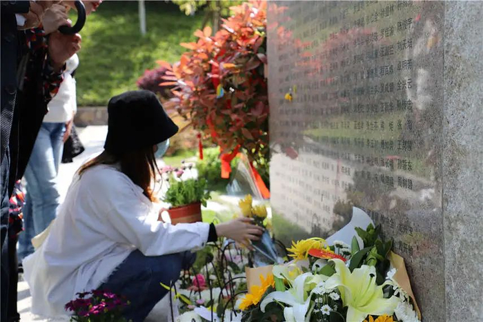 向4044位捐献大爱者献上鲜花 白洁 摄