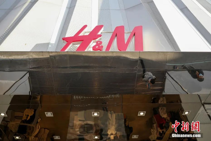 少数顾客出入上海H&M南京西路门店。张亨伟 摄