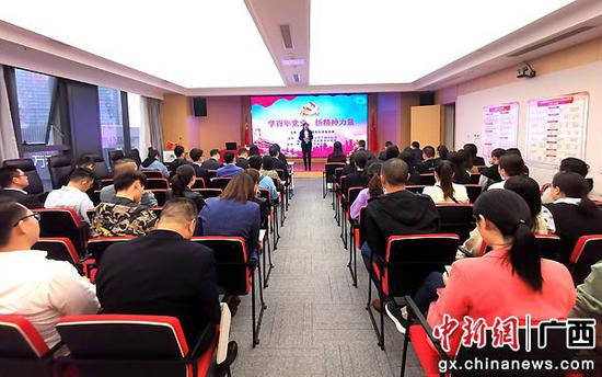 　　党员们聚精会神听党课。关喆琳 摄