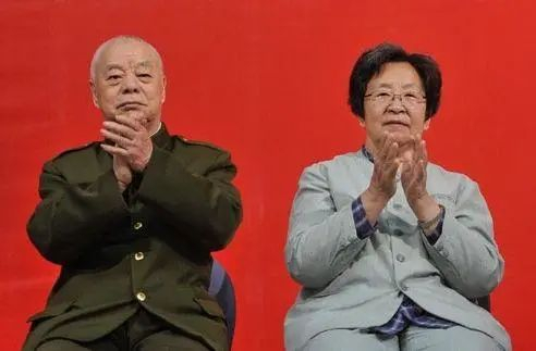 王景清与李讷（资料图）