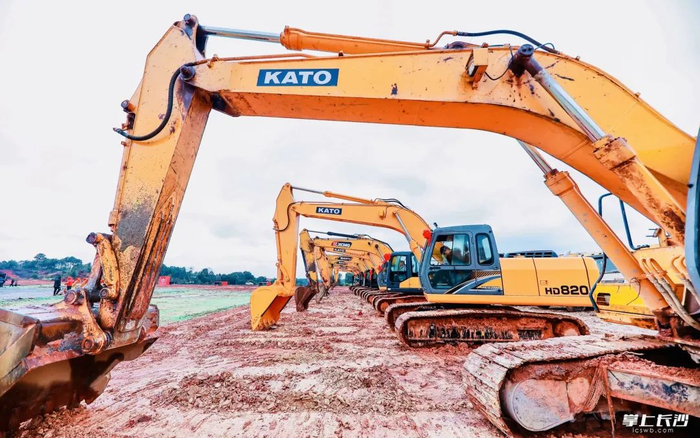 长沙大飞机产业及研发基地项目工地上挖掘机列阵蓄势待发。全媒体记者 李卓 摄