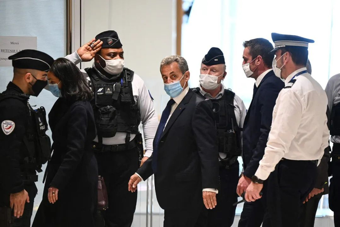 萨科齐周一抵达巴黎法院，他是1945年以来第一位亲自出庭受审的法国前总统。来源：纽约时报