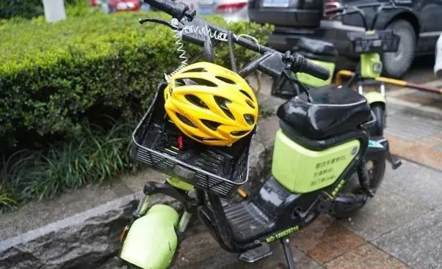 ▲长沙部分共享电动车加了头盔。