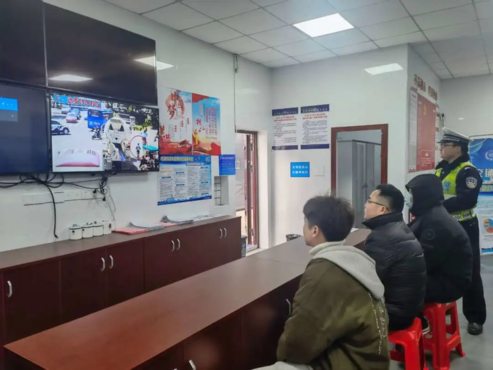 ▲相关违法人员集中观看事故警示视频。