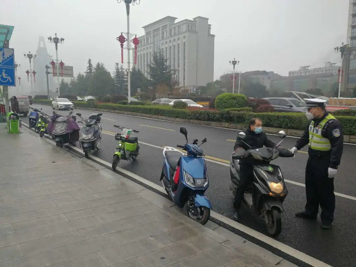 ▲岳麓交警在教育处罚违法人员。 均为长沙晚报通讯员 胡谦 供图