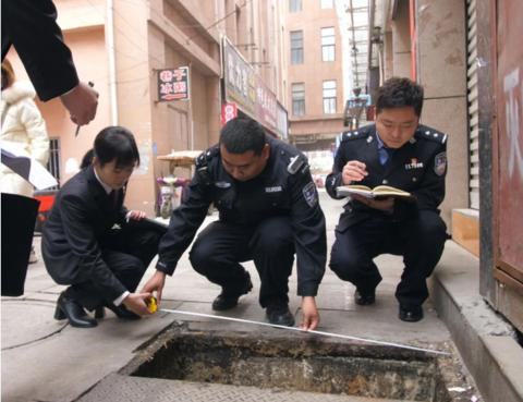 检察官与侦查人员进行现场勘查