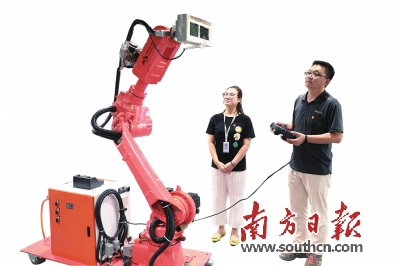 松山湖材料实验室多孔陶瓷材料研发人员正在做实验。 记者 孙俊杰 摄