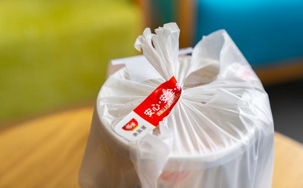 每份从浦东机场候机楼内送出的餐食外卖也都会贴上食安封签。上海机场集团 供图