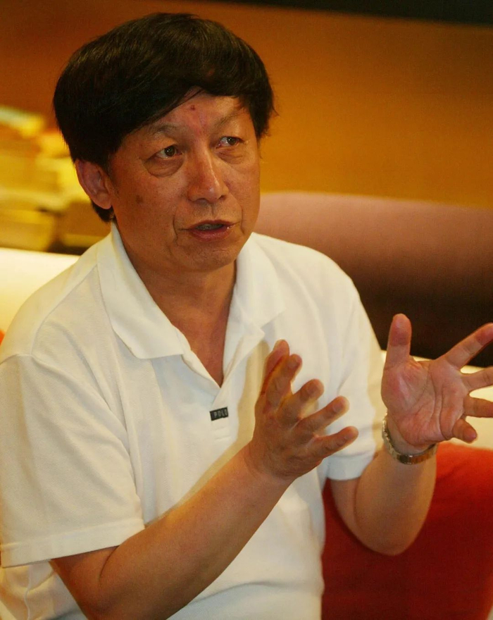 ▲易中天接受晶报采访。