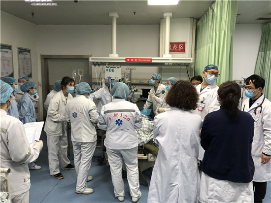     医护人员正抢救苗挺。成都市第一人民医院供图