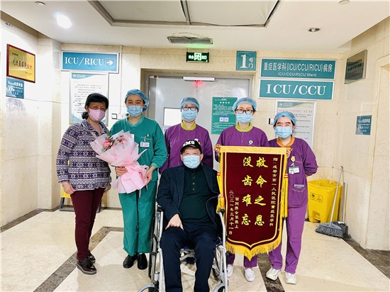     出院后，苗挺给医院送去锦旗。成都市第一人民医院供图