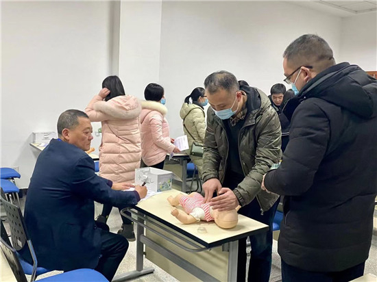     苗挺在一次急救培训中。受访者供图