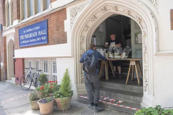 ▲资料图片：去年4月24日，在英国伦敦，一名男子领取免费餐食。（新华社）