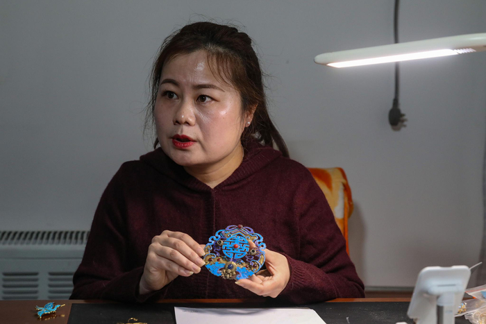 肖玉妹展示此前制作的点翠制品。新京报记者 王远征 摄