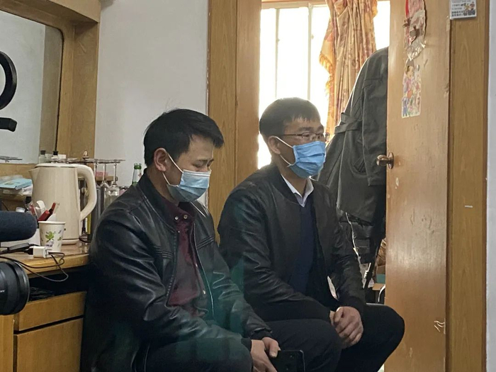 ▲庞麦郎的两个表弟陪同庞德怀到西安与白晓见面。新京报记者 汤博 摄