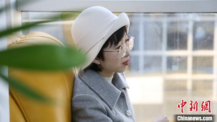 出现在记者面前的周韵娇，一身浅灰色的大衣搭配粉白色的钟型帽，精致的妆容、美甲、耳环、戒指——如果不知情，你很难把她和癌症扯上关系。　李秋莹 摄