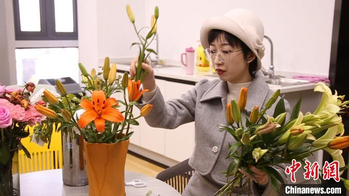 周韵娇在修剪百合花蕊 李秋莹 摄