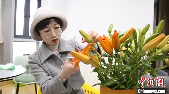 周韵娇在修剪百合花蕊 李秋莹 摄