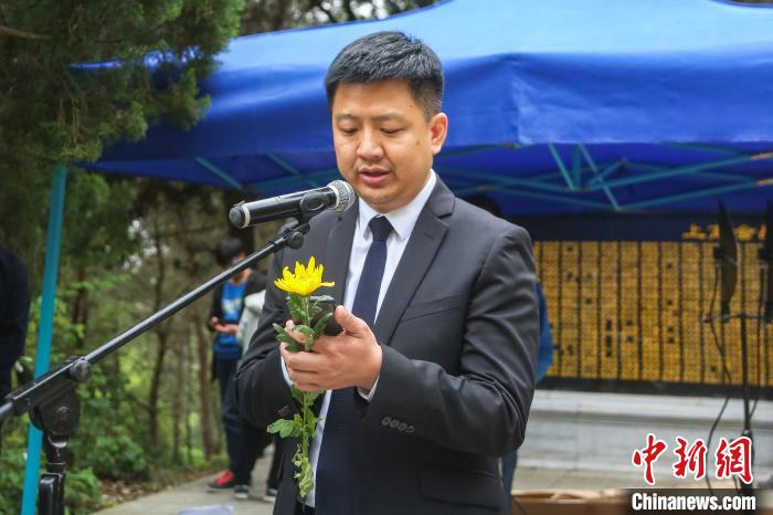 台湾黄埔军校同学后代联谊会会长丘智贤宣读祭文。　刘力鑫 摄