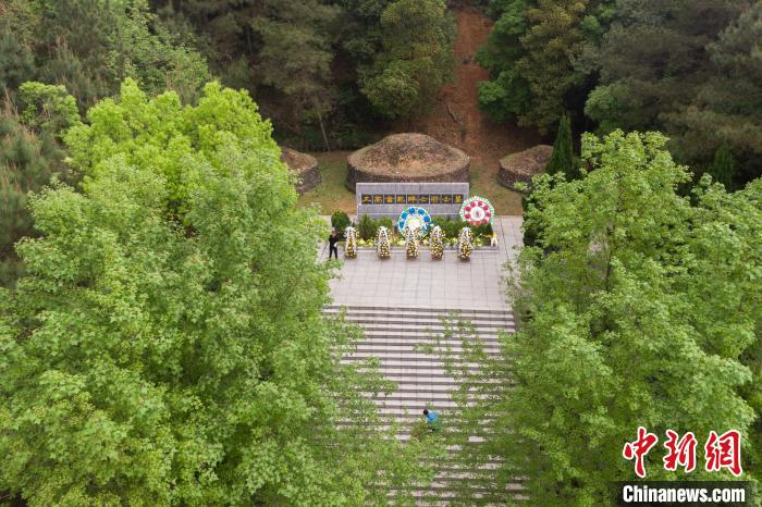 江西上高抗日阵亡将士陵园，布局为仿中山陵格局建造，由门坊、会战亭、墓碑墓冢三部分组成。　刘力鑫 摄