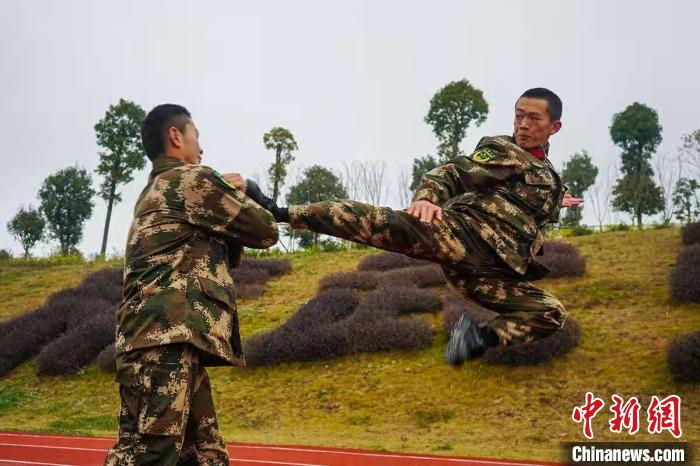 两人在切磋武艺。　侯鲁晋 摄