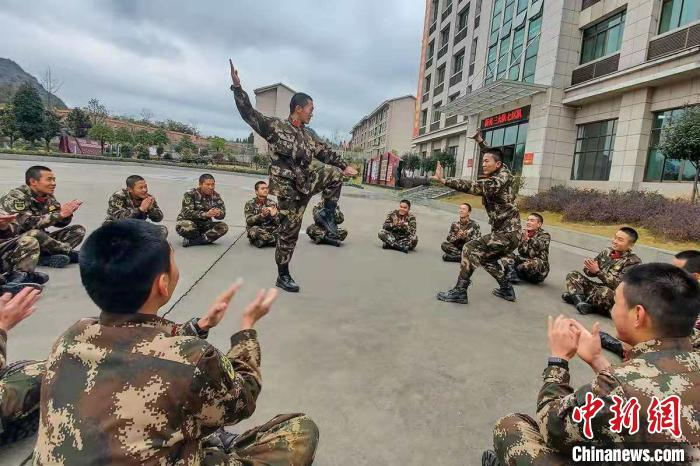 训练间隙，两人为大家表演武术。　侯鲁晋 摄