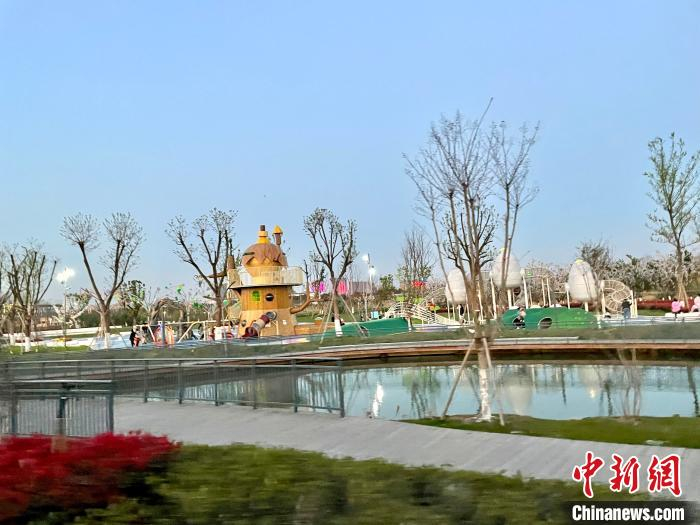 图为灵溪公园一景。　张煜欢 摄