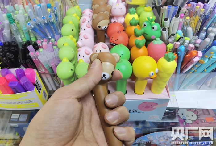 北京西城区一文具店内销售的巧克力味的减压笔，可以任意揉捏改变形状（总台央广记者 常亚飞 摄）