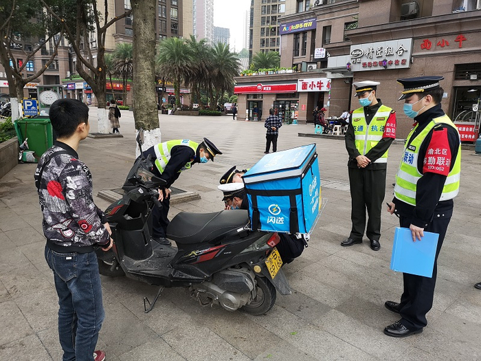 “多勤联动”执法工作队队员执法现场（央广网发 重庆渝北区公安分局供图）