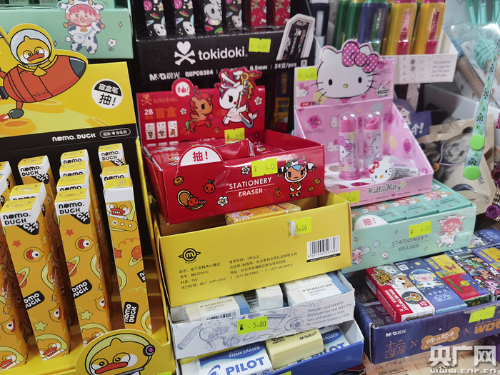 口红橡皮、盲盒橡皮等造型各异的橡皮（总台央广记者 常亚飞 摄）