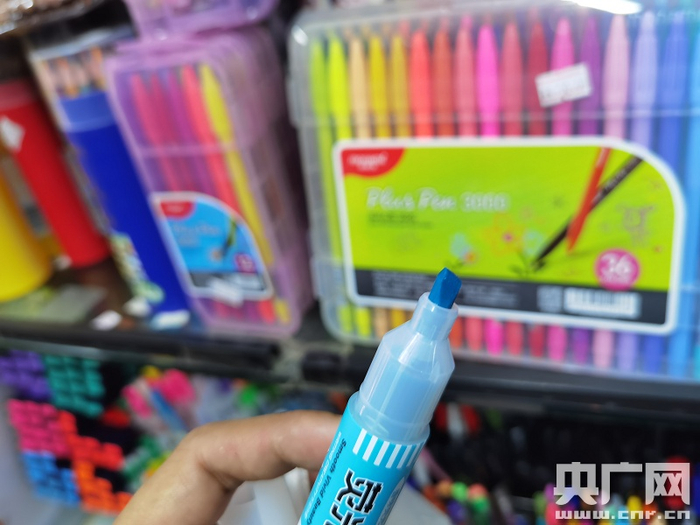 带苹果味的荧光笔，打开后能明显闻到苹果的味道（总台央广记者 常亚飞 摄）