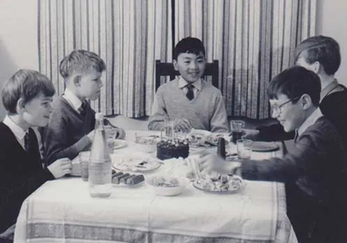 童年的石黑一雄（中），图片来源：诺奖官网。