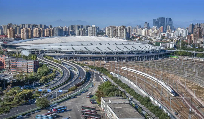 ▲北京南站驶出的京津城际高铁CR400BF复兴号高速动车组