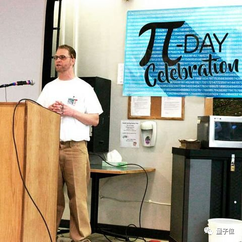 △他与监狱中的其他数学爱好者一起庆祝3月14日“圆周率日”