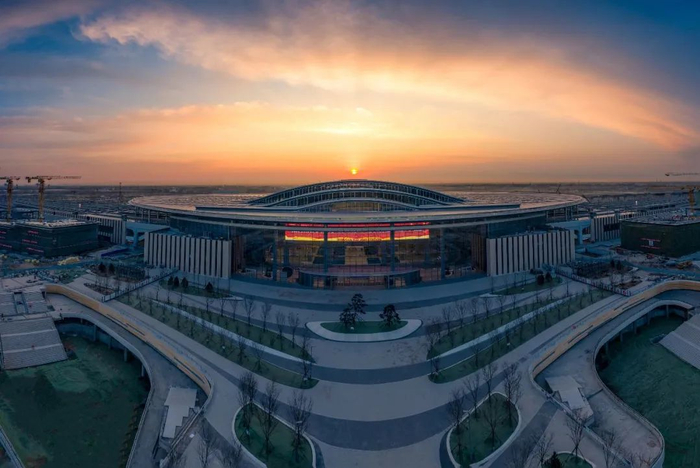 ▲夕阳下的雄安站全景