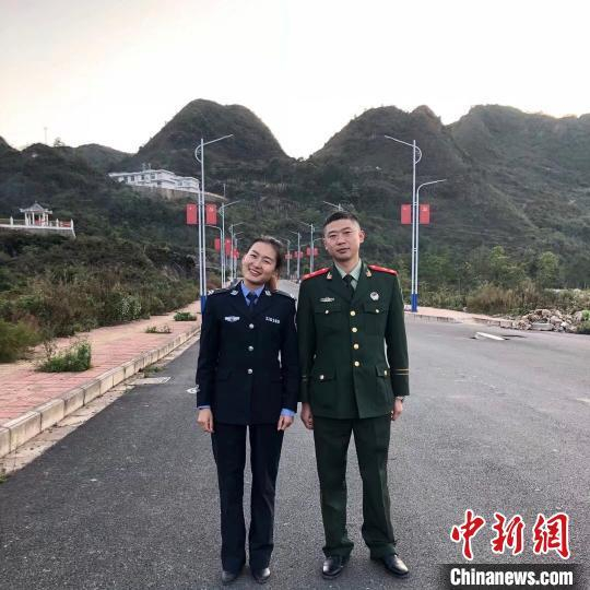 图为郭单与丈夫刘强合影。 文山边境管理支队供图 摄