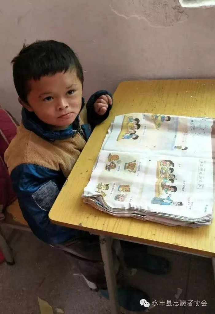 2016年11月，永丰县志愿者协会在学校探望范小勤。图片来源：永丰县志愿者协会公众号