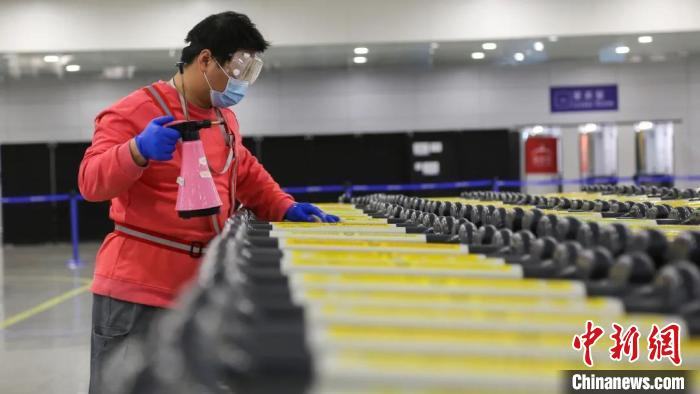 工作人员正在对行李车进行消杀工作。　上海机场集团供图