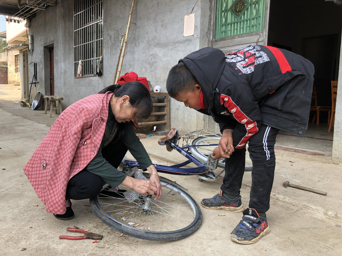 哥哥范小勇最近喜欢上了一辆自行车。新京报记者曾金秋摄