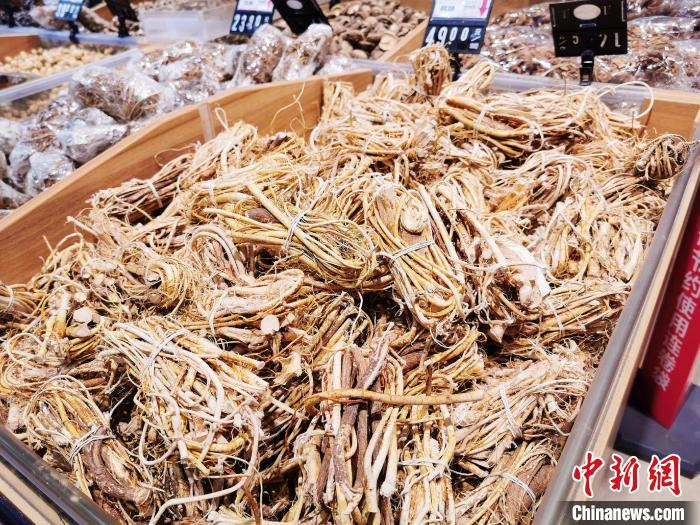 超市里销售的五指毛桃干 李晓春 摄