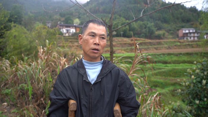  范家发回到家中。图片来源：新京报“我们视频”